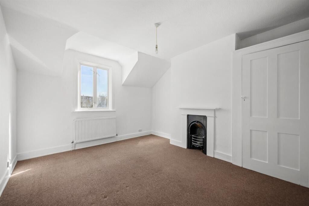 Flat for sale in London, Court Yard, London, SE9 5PR