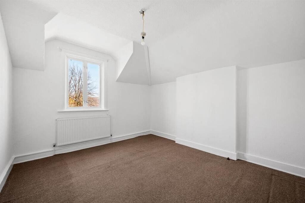 Flat for sale in London, Court Yard, London, SE9 5PR
