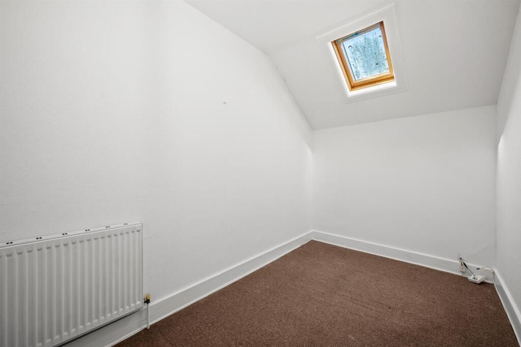 Flat for sale in London, Court Yard, London, SE9 5PR