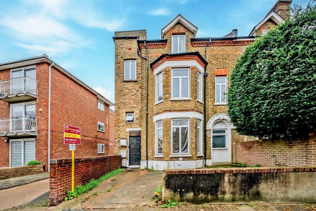 Flat for sale in London, Court Yard, London, SE9 5PR