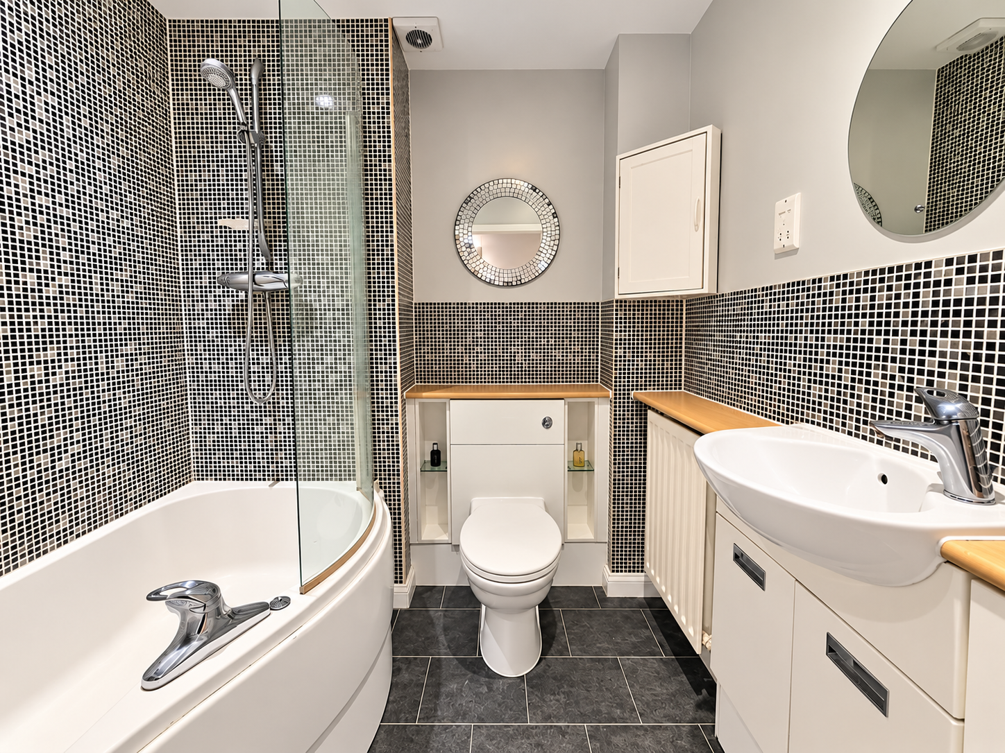 Flat for sale in Romford, Exmoor Court, Paignton Close, Romford, RM3 8SF, 657 m²