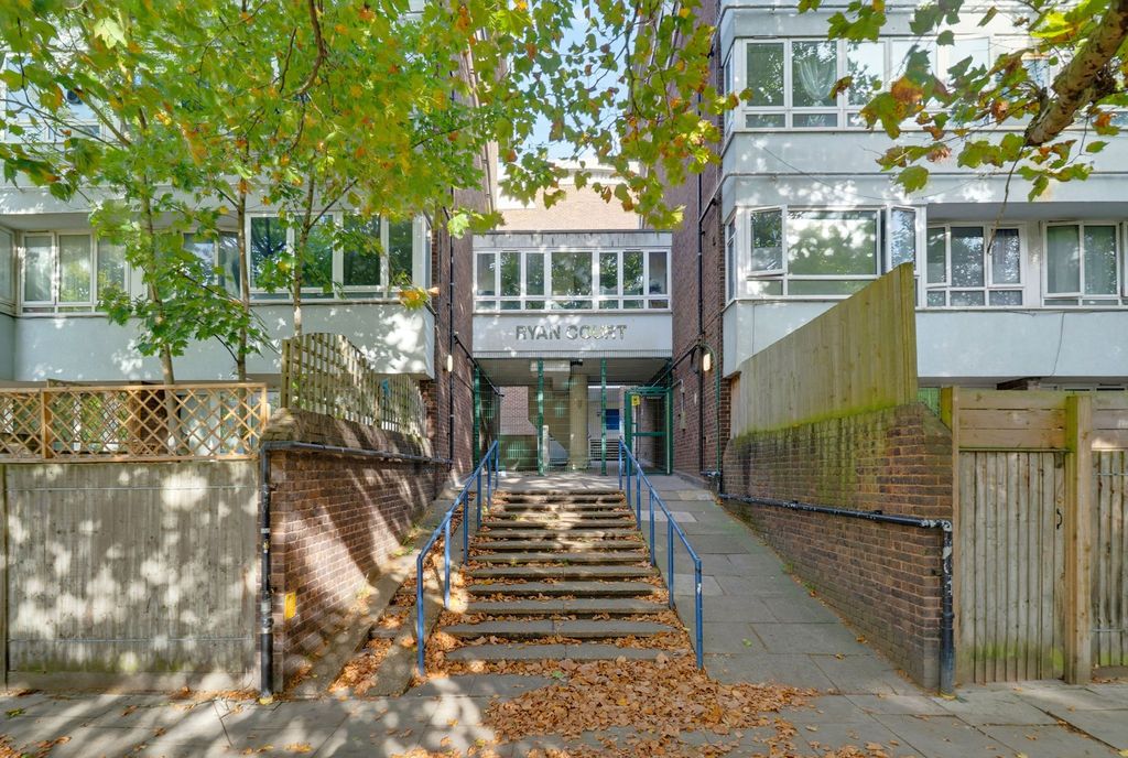 Flat for sale in London, Baldry Gardens, Streatham, SW16, 500 m²