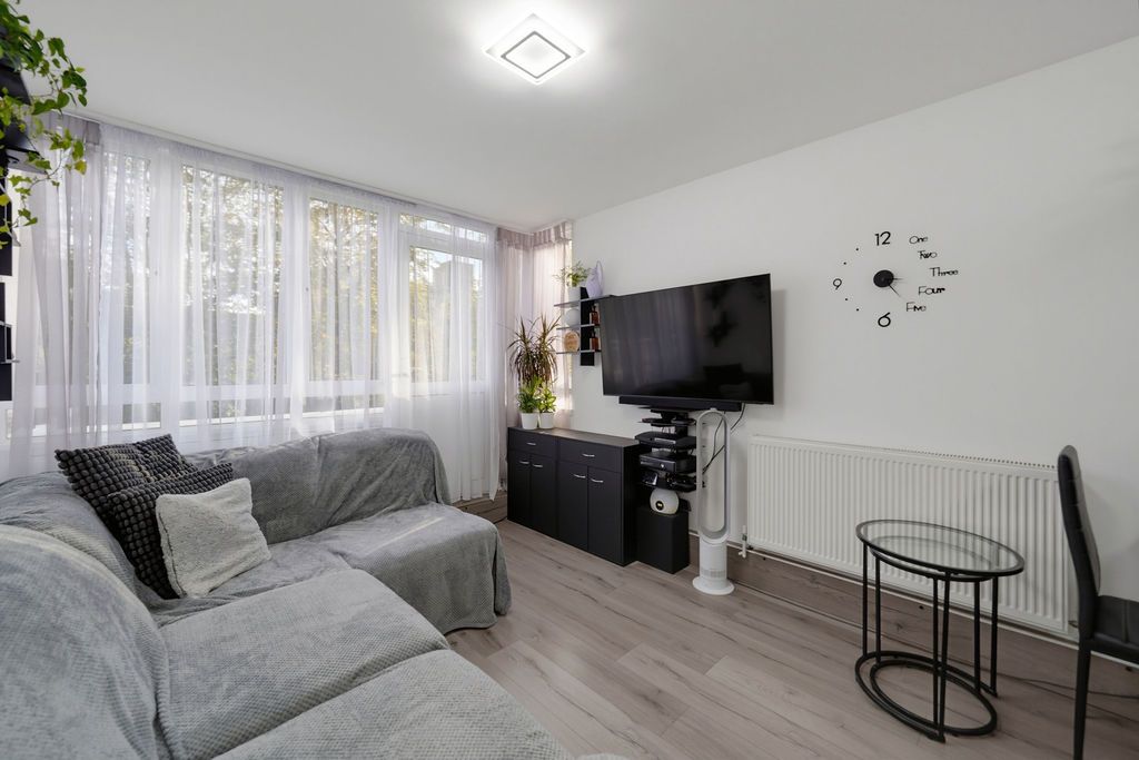 Flat for sale in London, Baldry Gardens, Streatham, SW16, 500 m²