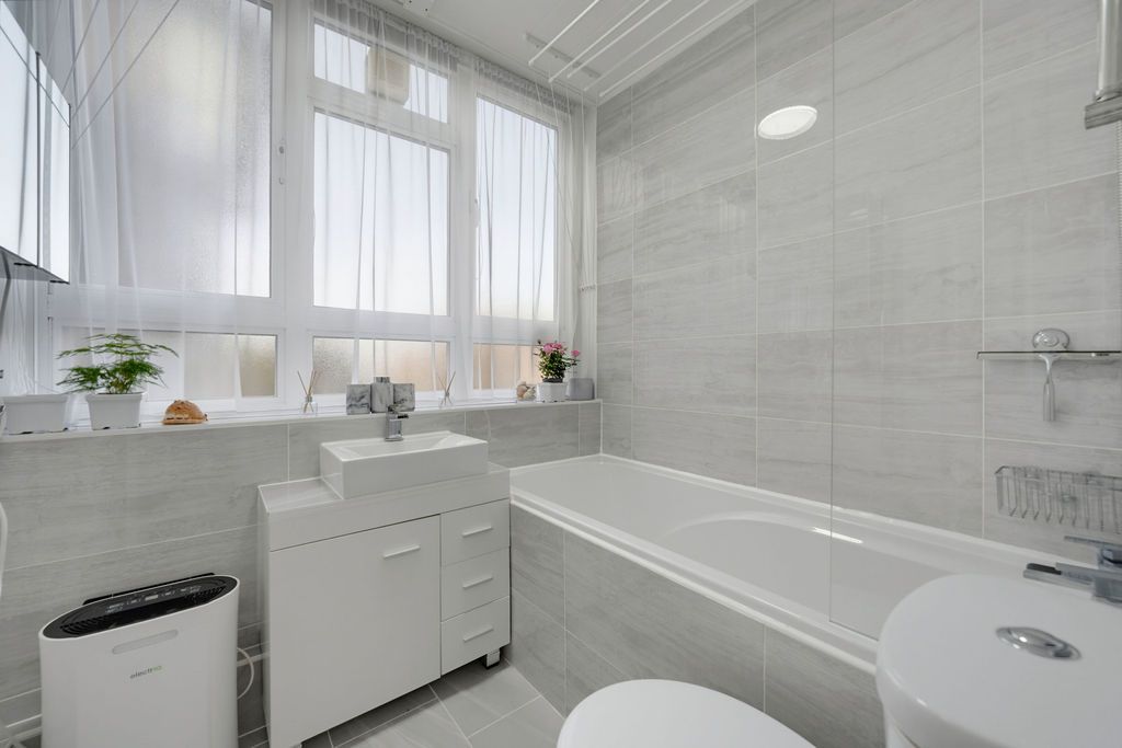 Flat for sale in London, Baldry Gardens, Streatham, SW16, 500 m²