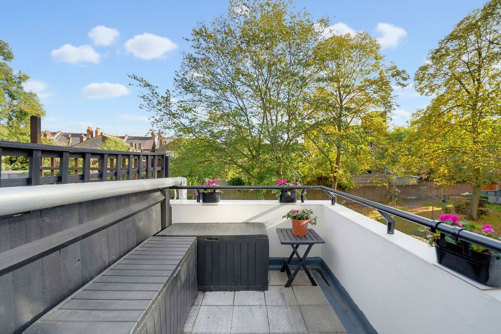 Flat for sale in London, Baldry Gardens, Streatham, SW16, 500 m²