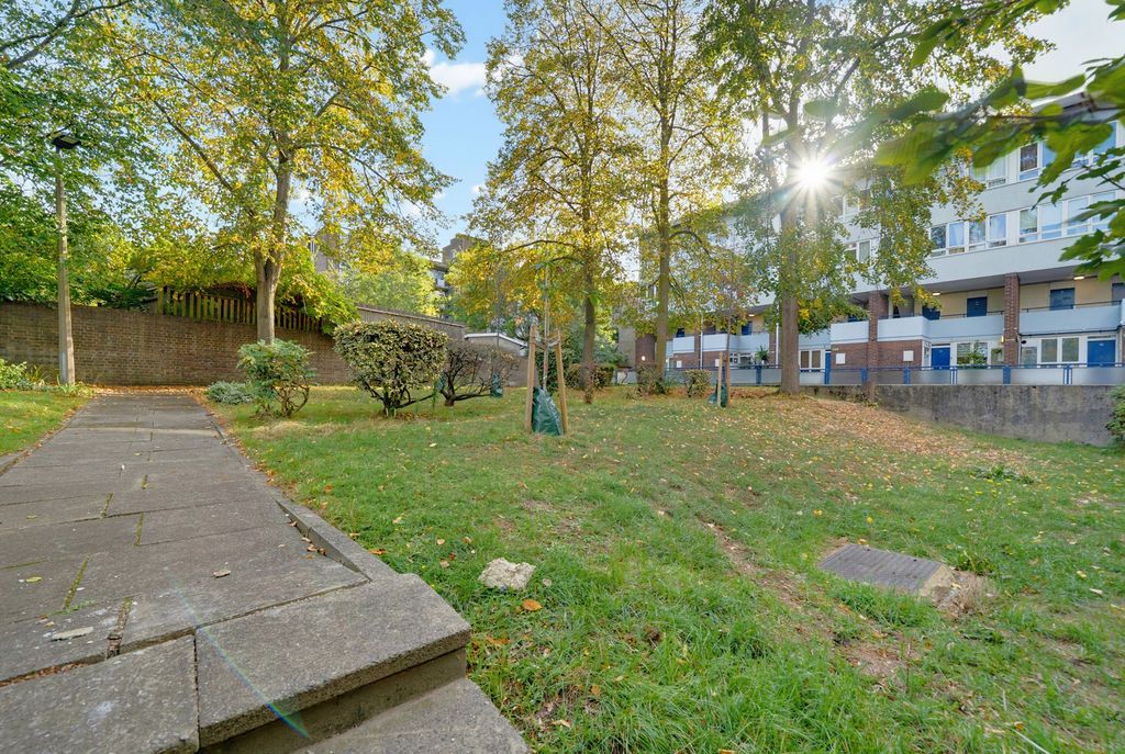 Flat for sale in London, Baldry Gardens, Streatham, SW16, 500 m²