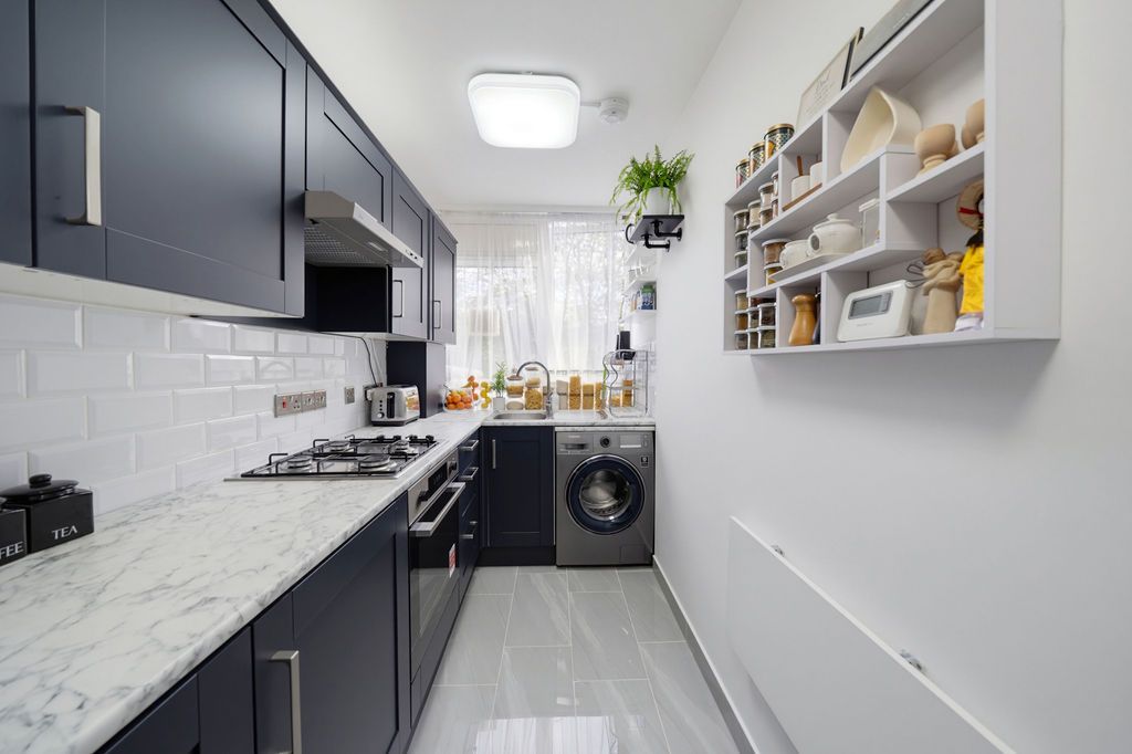 Flat for sale in London, Baldry Gardens, Streatham, SW16, 500 m²