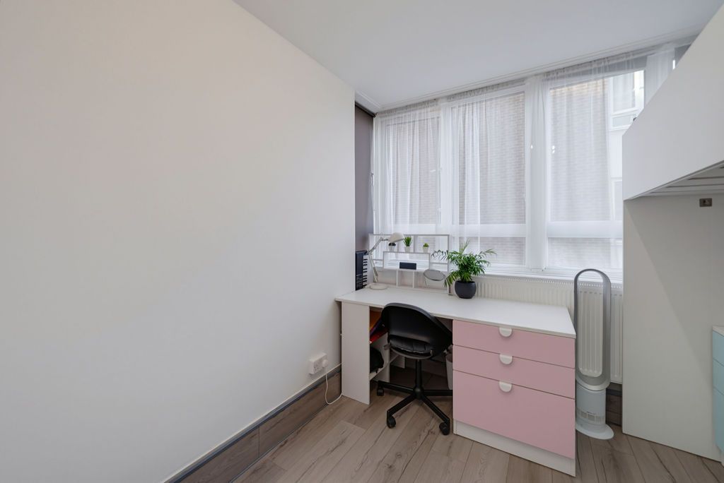 Flat for sale in London, Baldry Gardens, Streatham, SW16, 500 m²