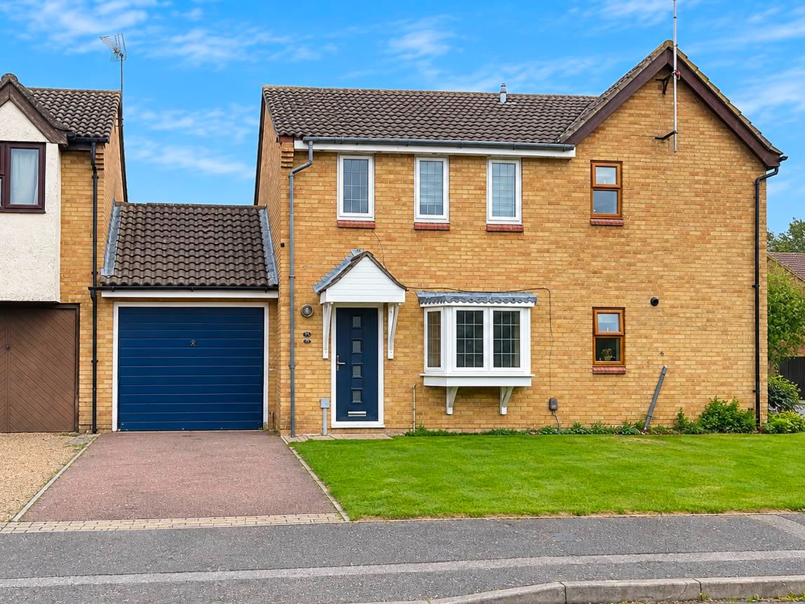 Semi Detached House for sale in Sittingbourne, Merleburgh Drive, Kemsley, Sittingbourne, ME10 2RW