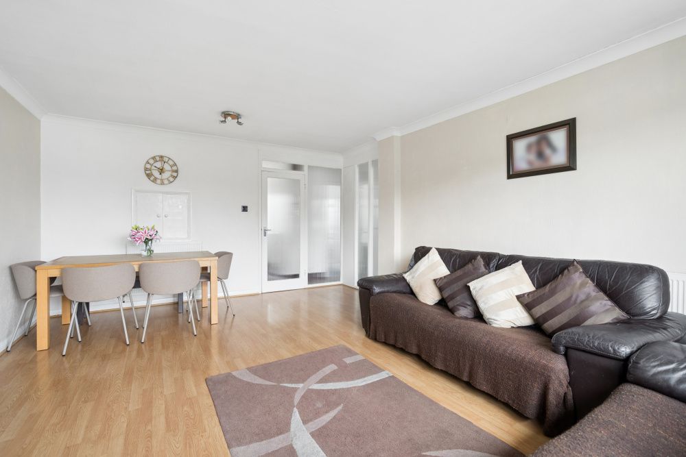 Flat for sale in Edgware, Sonia Court, Whitchurch Lane, Edgware, Middlesex, HA8