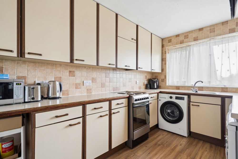 Flat for sale in Edgware, Sonia Court, Whitchurch Lane, Edgware, Middlesex, HA8