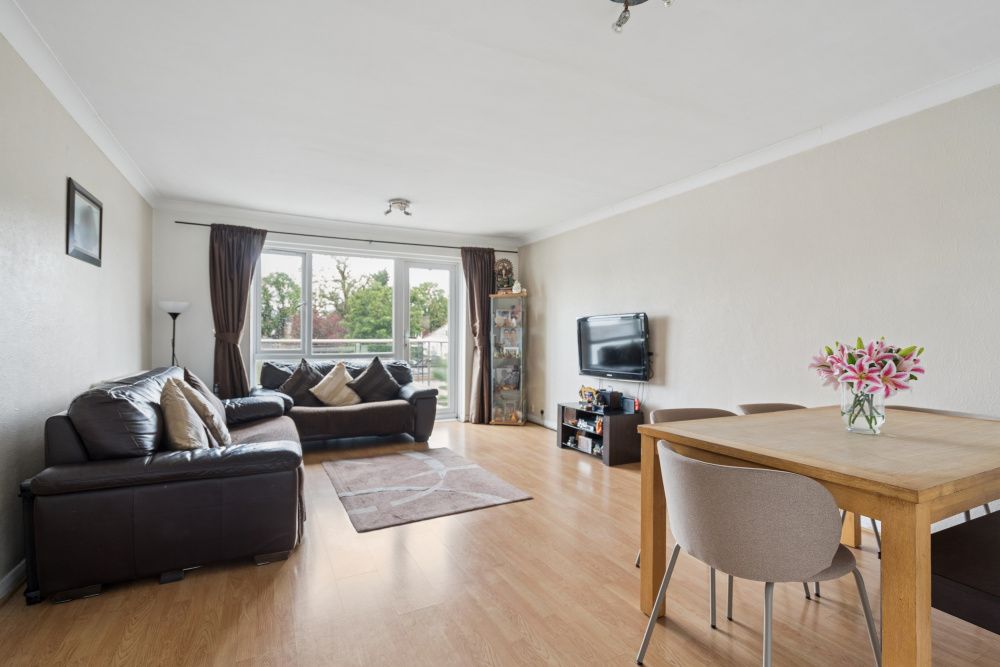 Flat for sale in Edgware, Sonia Court, Whitchurch Lane, Edgware, Middlesex, HA8