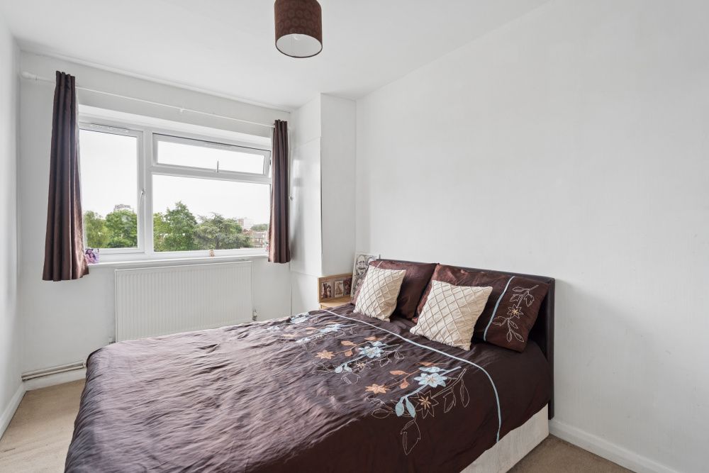 Flat for sale in Edgware, Sonia Court, Whitchurch Lane, Edgware, Middlesex, HA8