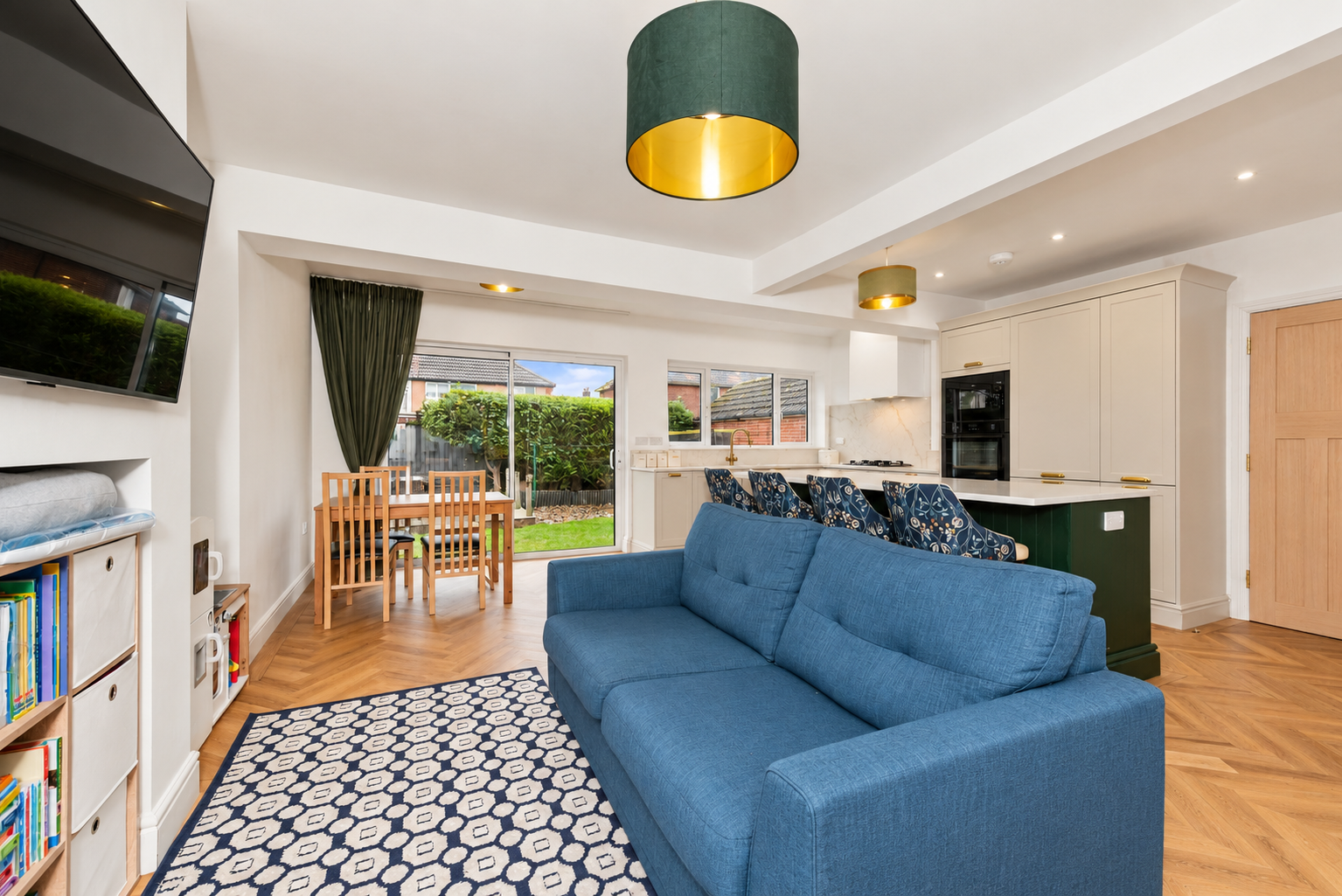 Semi Detached House for sale in Leeds, Lyndhurst Crescent, Scholes, Leeds, LS15 4BR, 1323 m²