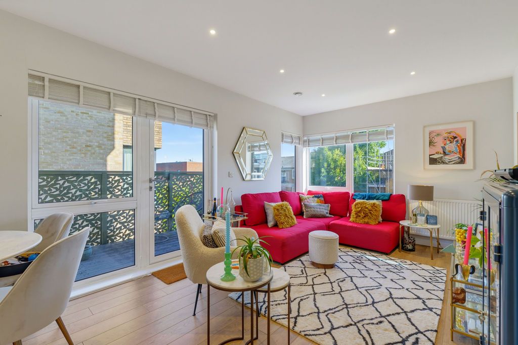 Apartment for sale in London, Elmington Road, SE5, 561 m²