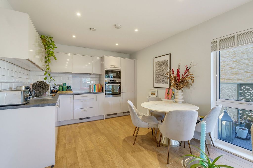 Apartment for sale in London, Elmington Road, SE5, 561 m²