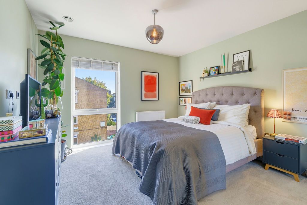 Apartment for sale in London, Elmington Road, SE5, 561 m²