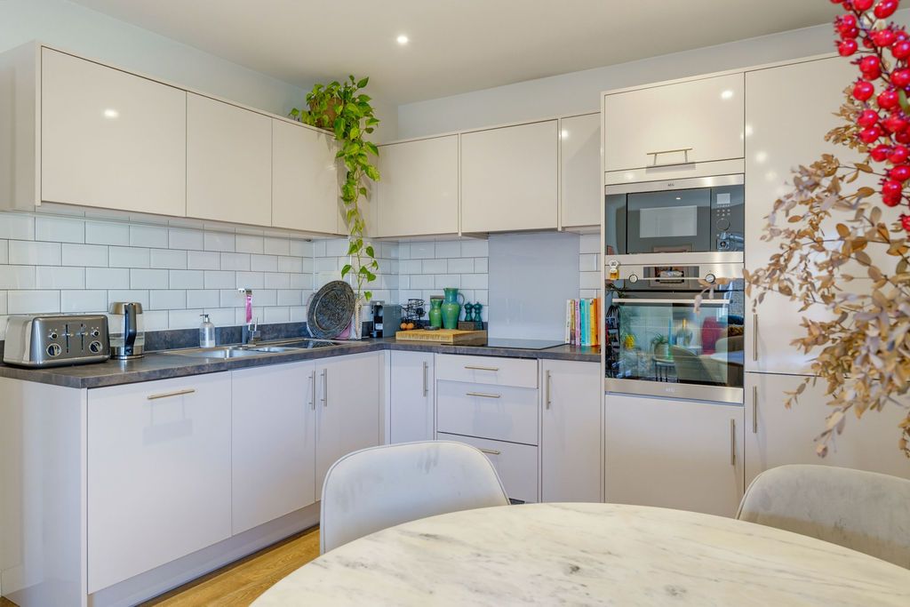 Apartment for sale in London, Elmington Road, SE5, 561 m²