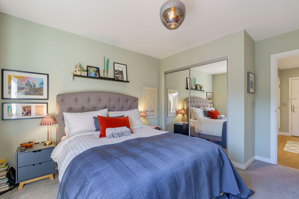 Apartment for sale in London, Elmington Road, SE5, 561 m²