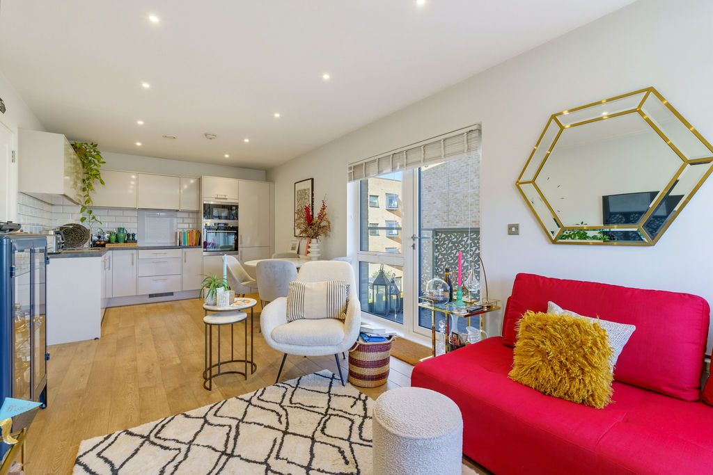 Apartment for sale in London, Elmington Road, SE5, 561 m²