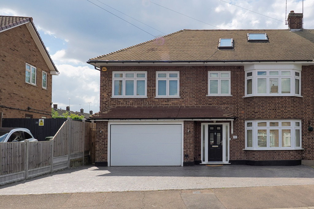Semi Detached House for sale in Brentwood, Chelmer Drive, Hutton, Brentwood, CM13, 1864 m²