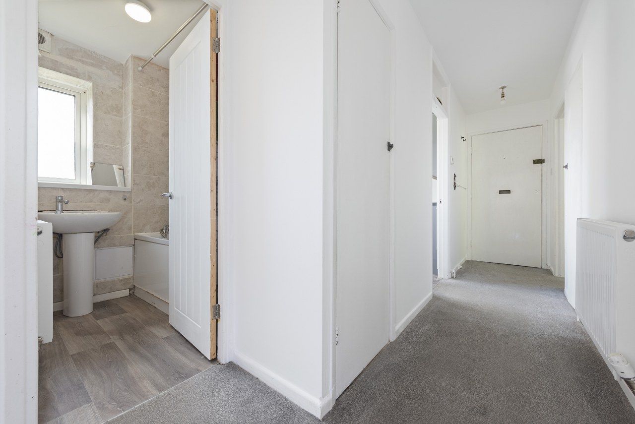 Flat for sale in Crawley, Oak Way, Crawley, RH10 8HY, 753 m²