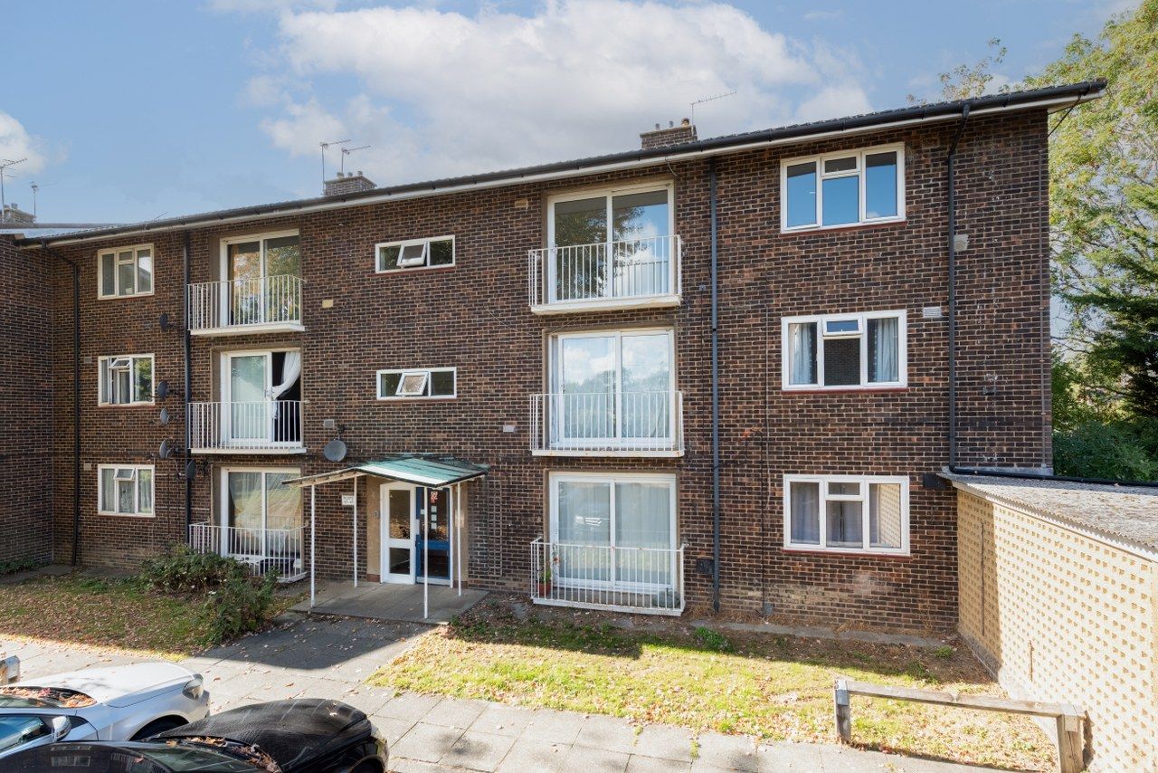 Flat for sale in Crawley, Oak Way, Crawley, RH10 8HY, 753 m²