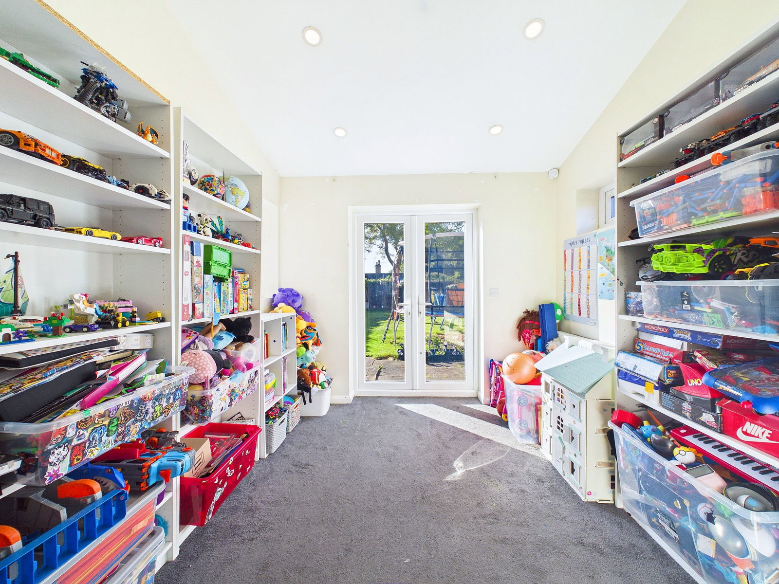 Semi Detached House for sale in Leicester, Bruins Walk, Oadby, 909 m²
