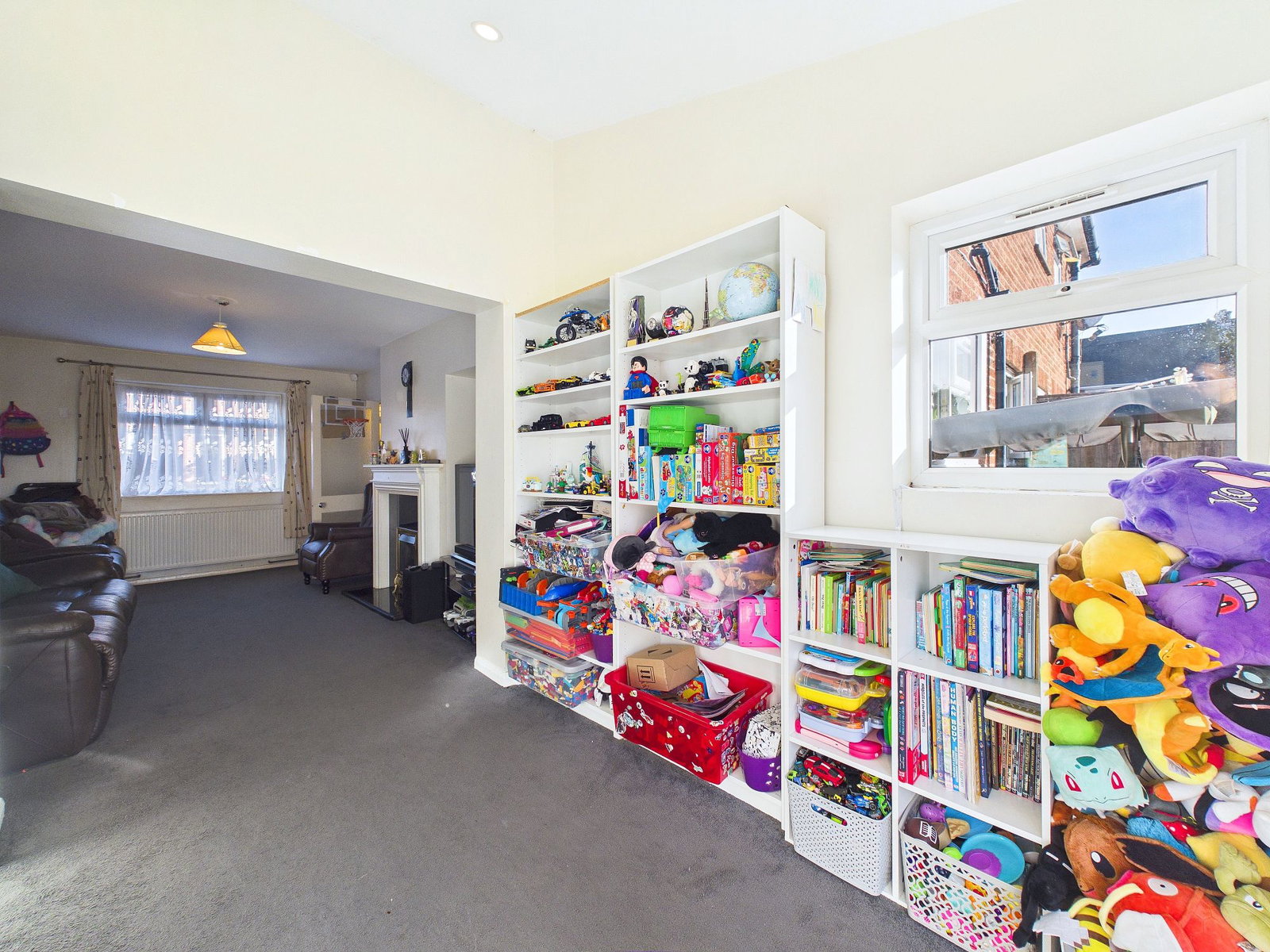 Semi Detached House for sale in Leicester, Bruins Walk, Oadby, 909 m²