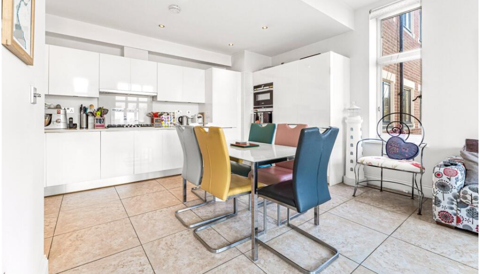 Flat for sale in Bushey, King Edward Place, Bushey, WD23 2RH, 1338 m²