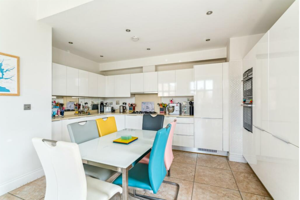 Flat for sale in Bushey, King Edward Place, Bushey, WD23 2RH, 1338 m²