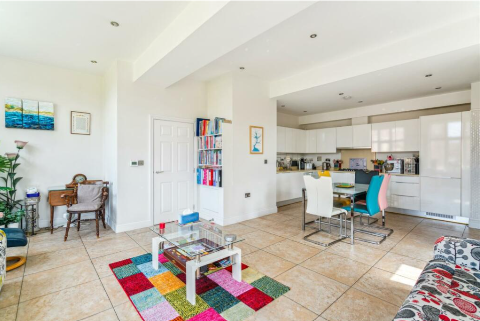 Flat for sale in Bushey, King Edward Place, Bushey, WD23 2RH, 1338 m²