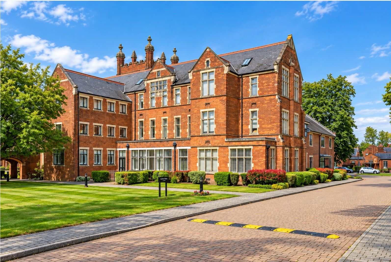 Flat for sale in Bushey, King Edward Place, Bushey, WD23 2RH, 1338 m²