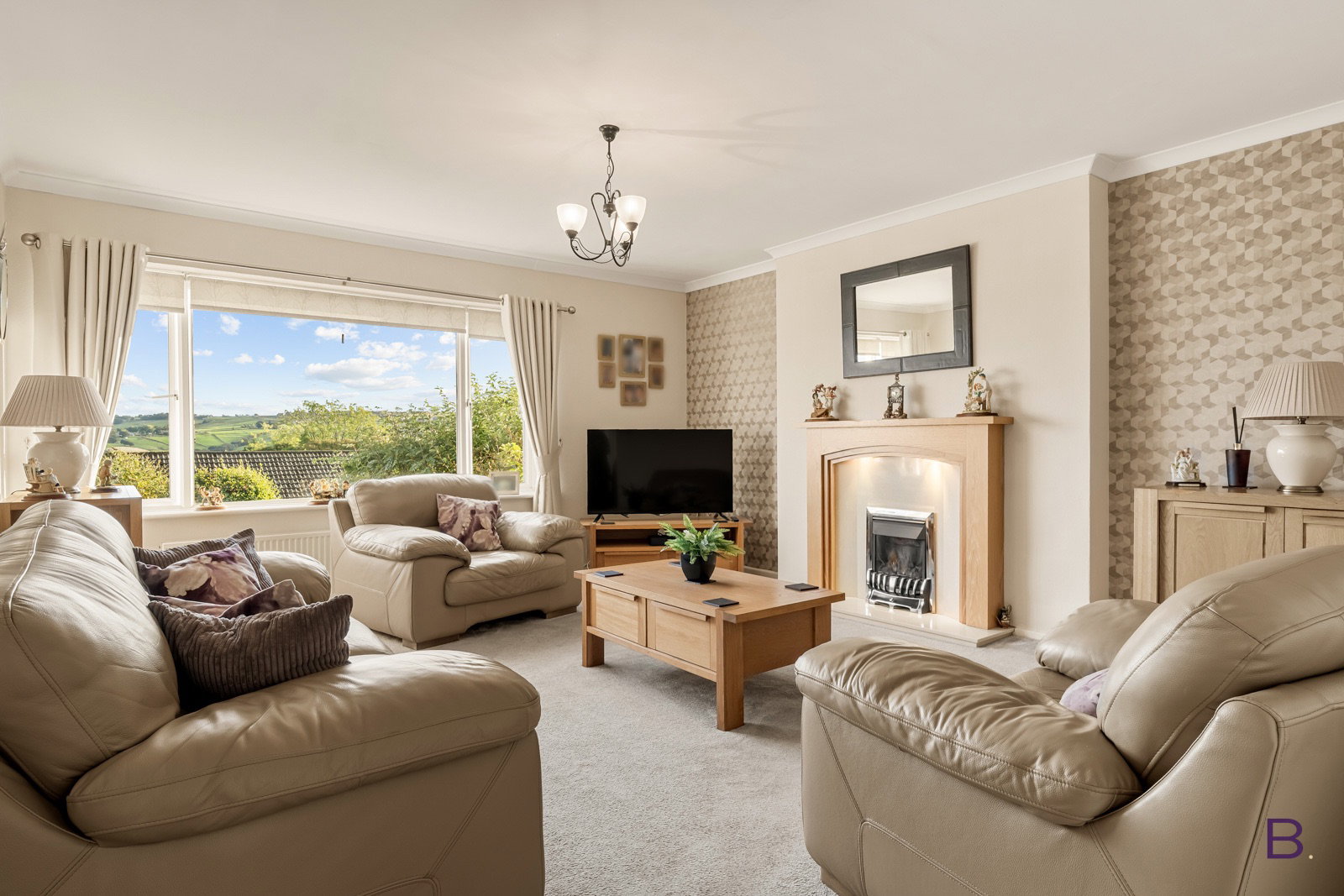 Semi Detached House for sale in Bradford, Hillcrest Road, Thornton, Bradford, BD13 3PQ, 1033 m²