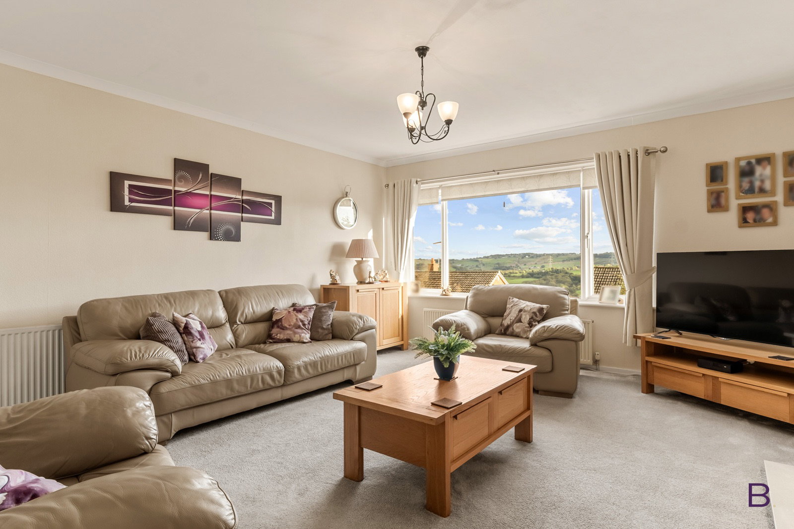 Semi Detached House for sale in Bradford, Hillcrest Road, Thornton, Bradford, BD13 3PQ, 1033 m²