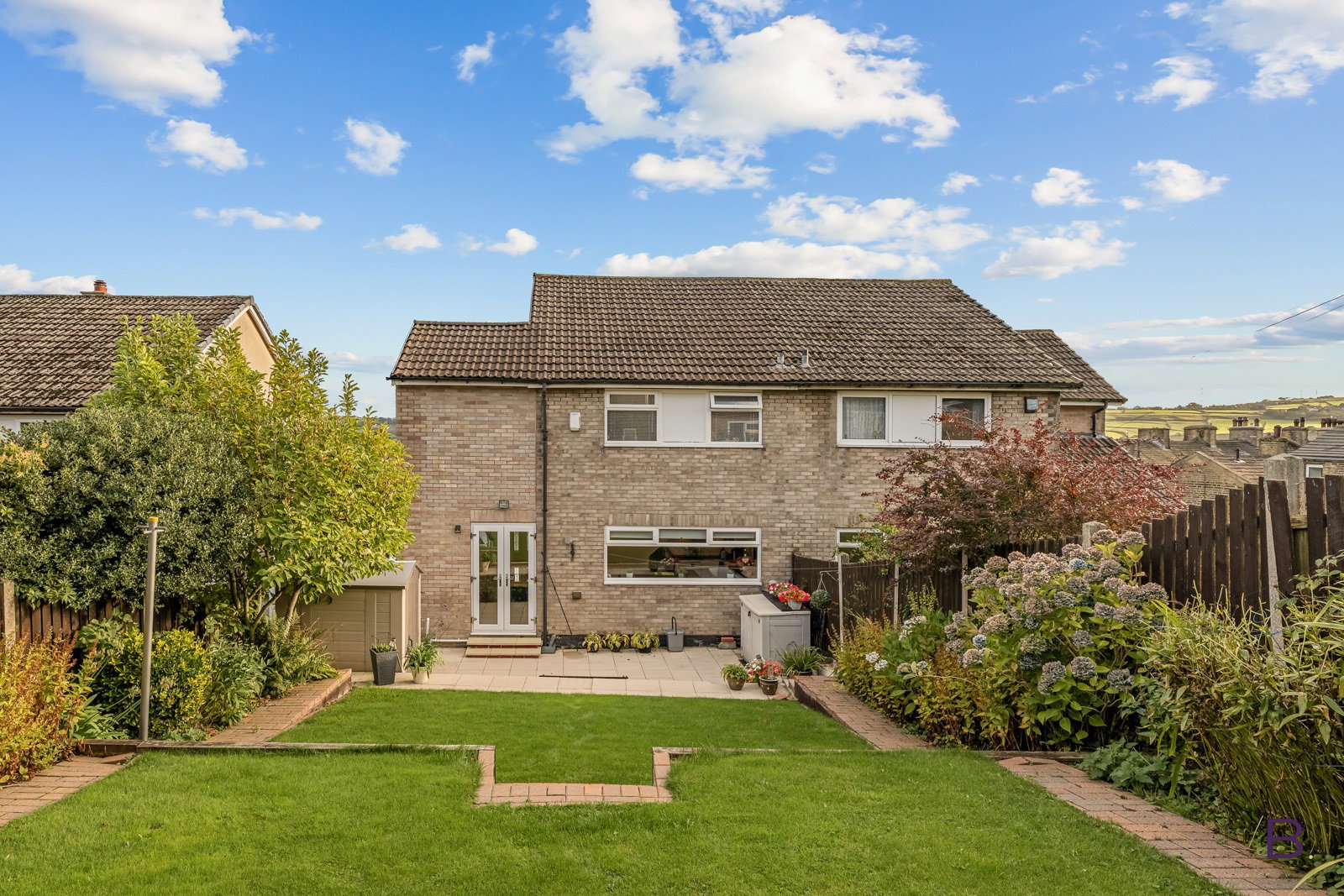 Semi Detached House for sale in Bradford, Hillcrest Road, Thornton, Bradford, BD13 3PQ, 1033 m²