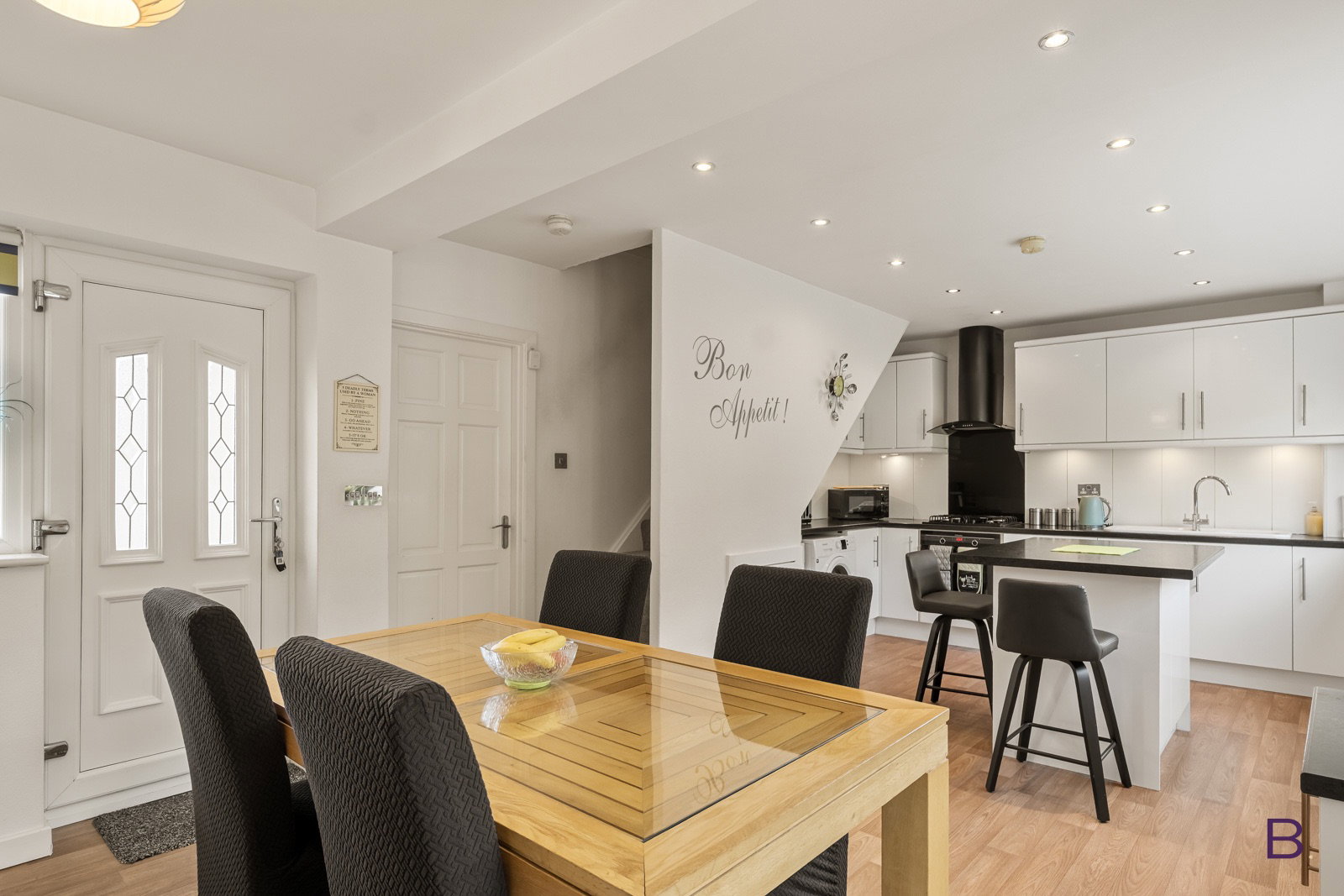Semi Detached House for sale in Bradford, Hillcrest Road, Thornton, Bradford, BD13 3PQ, 1033 m²