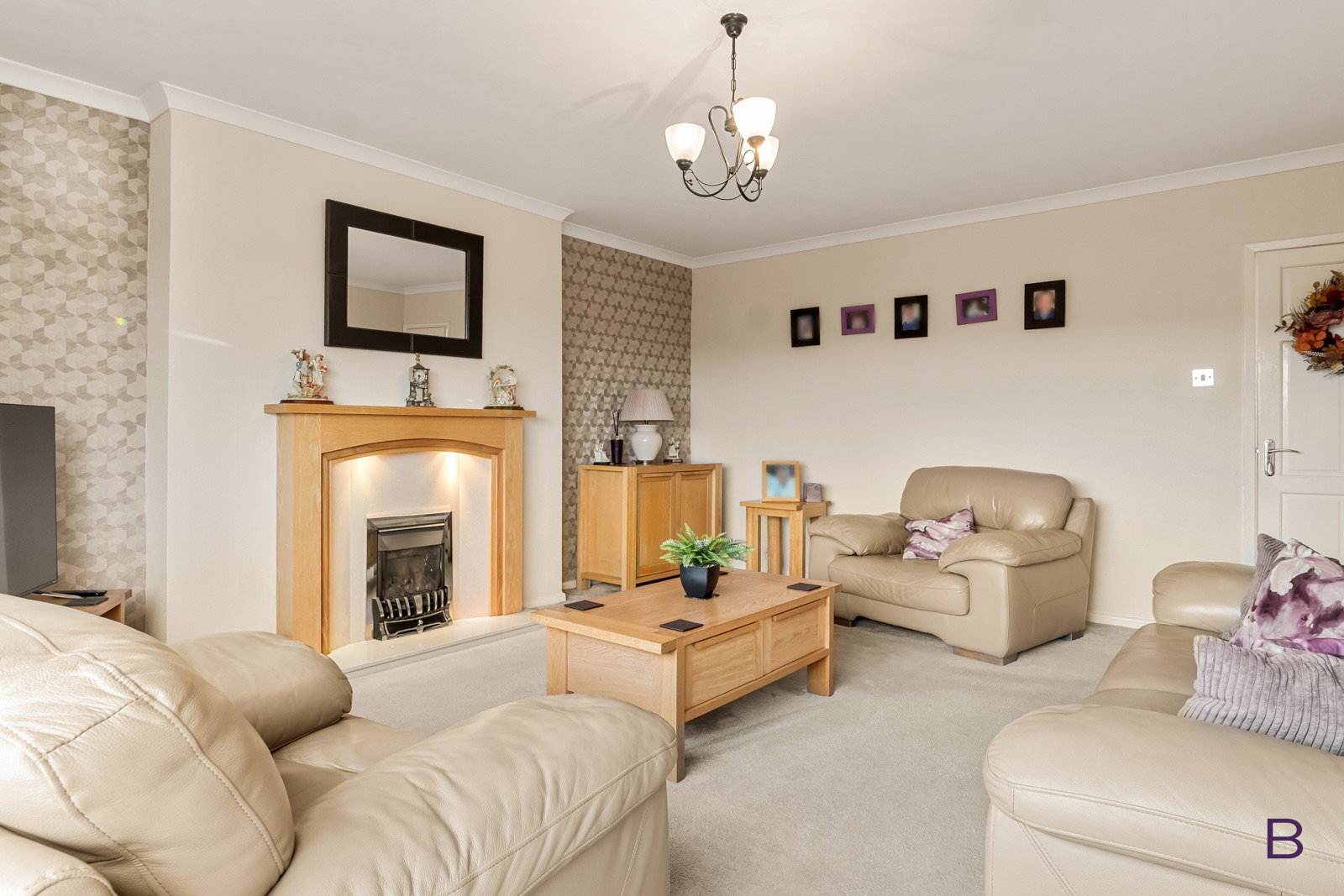 Semi Detached House for sale in Bradford, Hillcrest Road, Thornton, Bradford, BD13 3PQ, 1033 m²