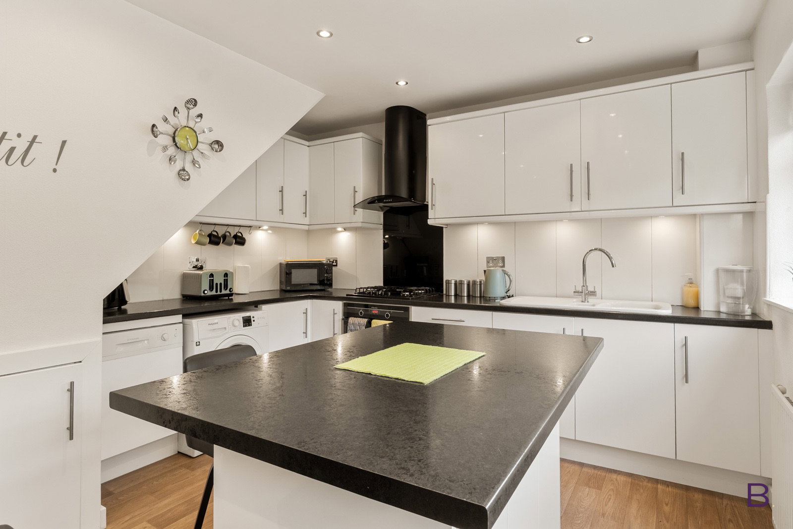 Semi Detached House for sale in Bradford, Hillcrest Road, Thornton, Bradford, BD13 3PQ, 1033 m²