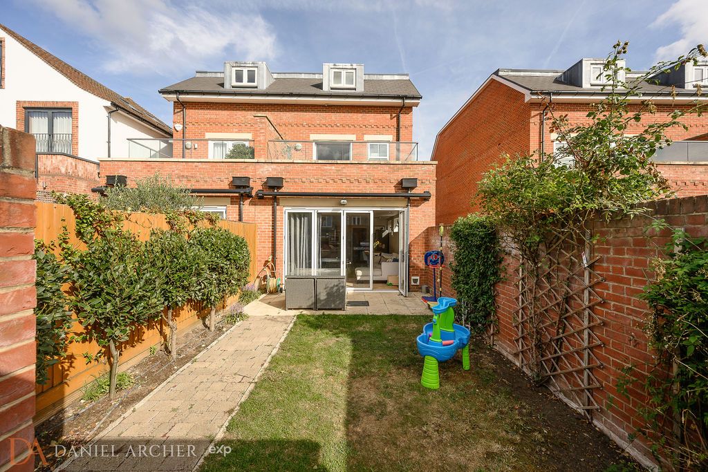 Semi Detached House for sale in London, Durham Road, West Wimbledon, SW20, 2027 m²