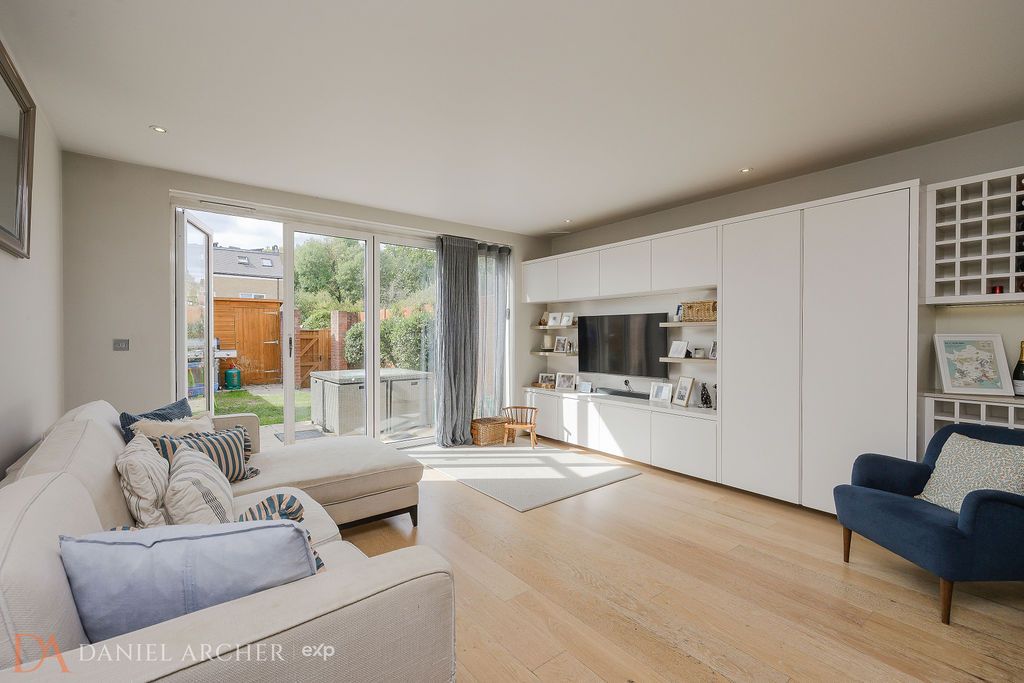 Semi Detached House for sale in London, Durham Road, West Wimbledon, SW20, 2027 m²