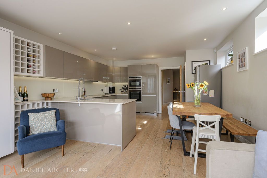 Semi Detached House for sale in London, Durham Road, West Wimbledon, SW20, 2027 m²
