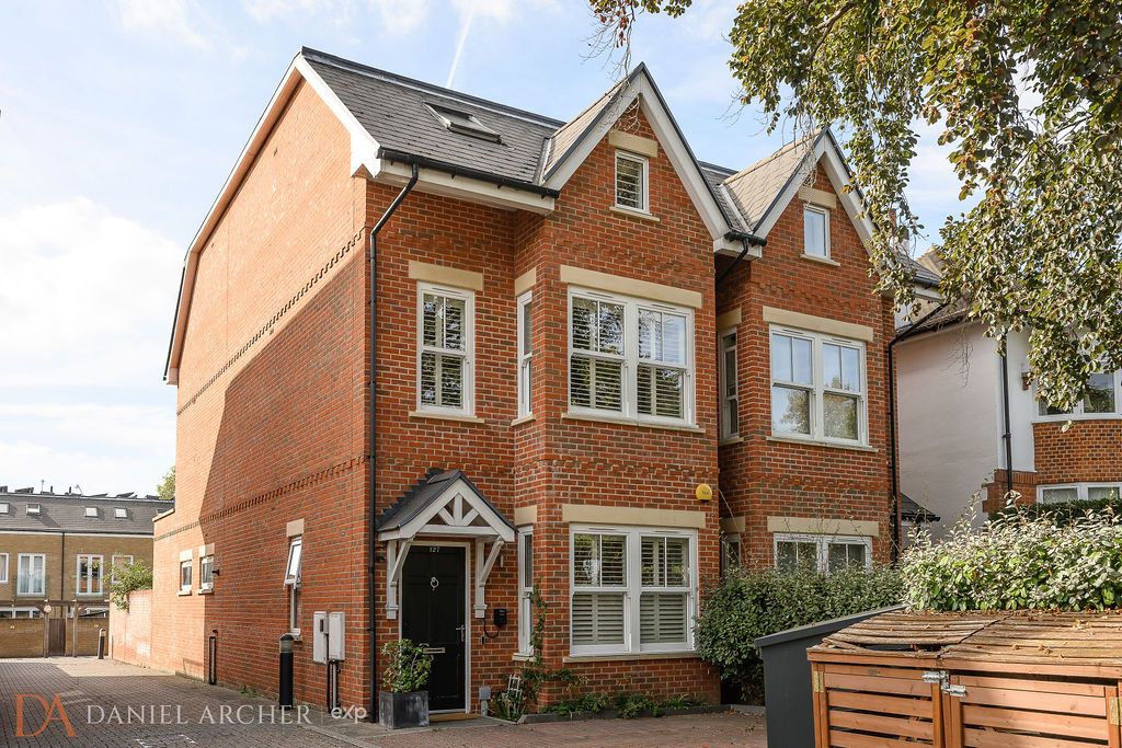 Semi Detached House for sale in London, Durham Road, West Wimbledon, SW20, 2027 m²