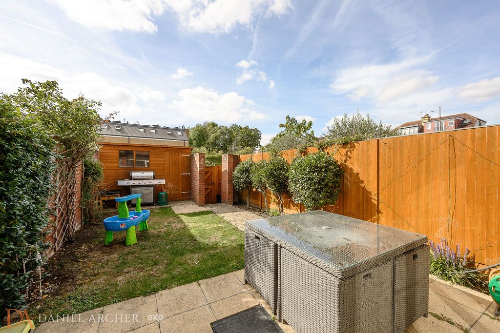 Semi Detached House for sale in London, Durham Road, West Wimbledon, SW20, 2027 m²