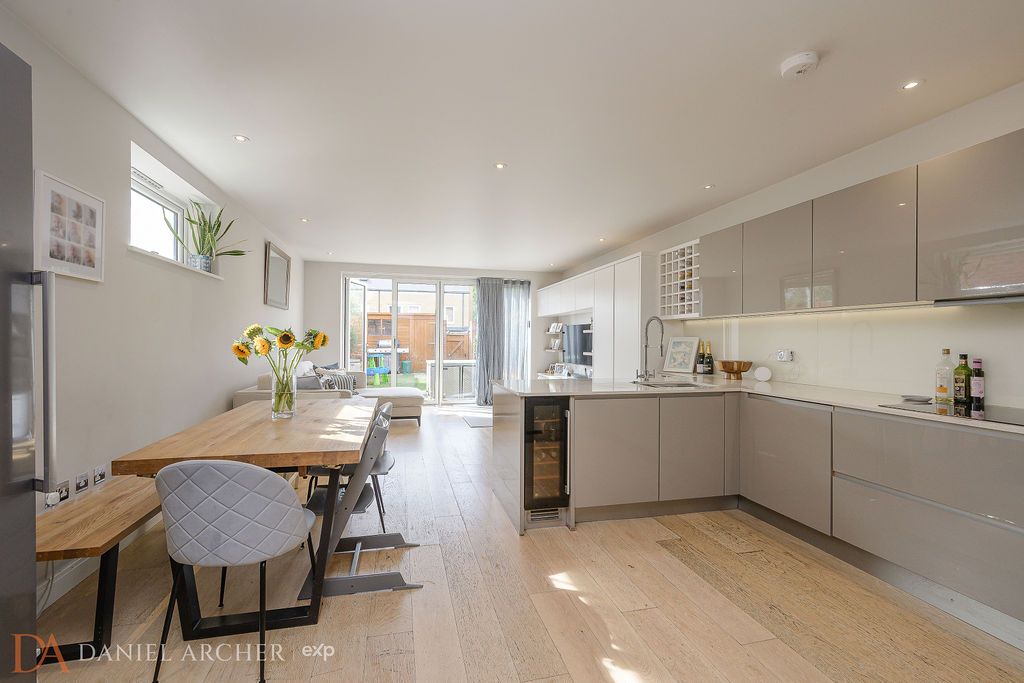 Semi Detached House for sale in London, Durham Road, West Wimbledon, SW20, 2027 m²