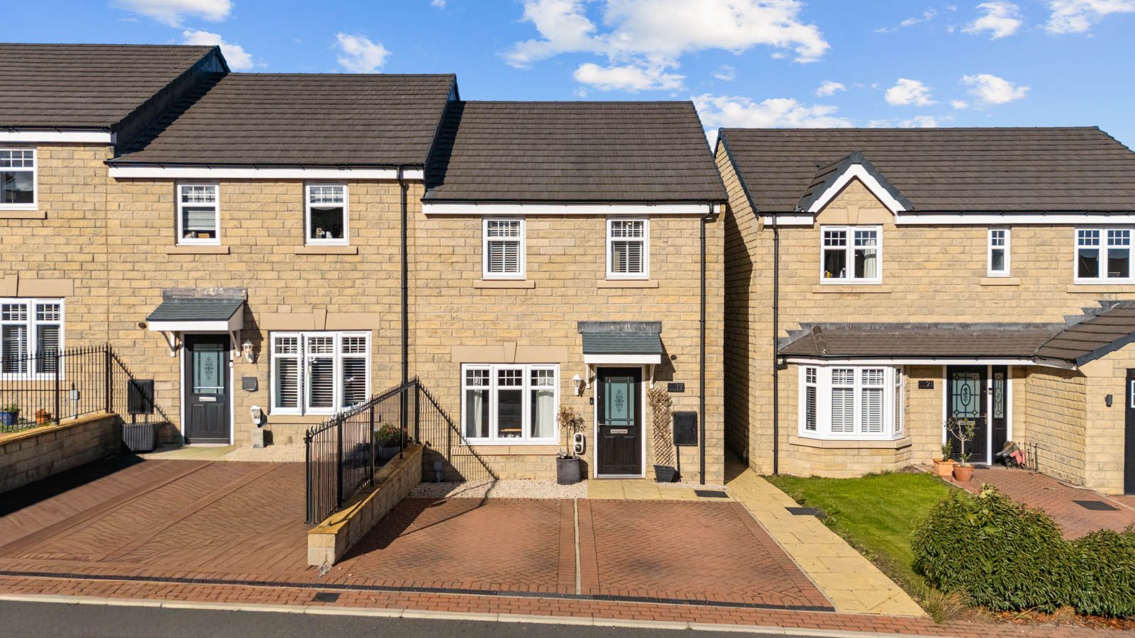 End Of Terrace House for sale in huddersfield, 19 Forest Court, Birchencliffe, HD2
