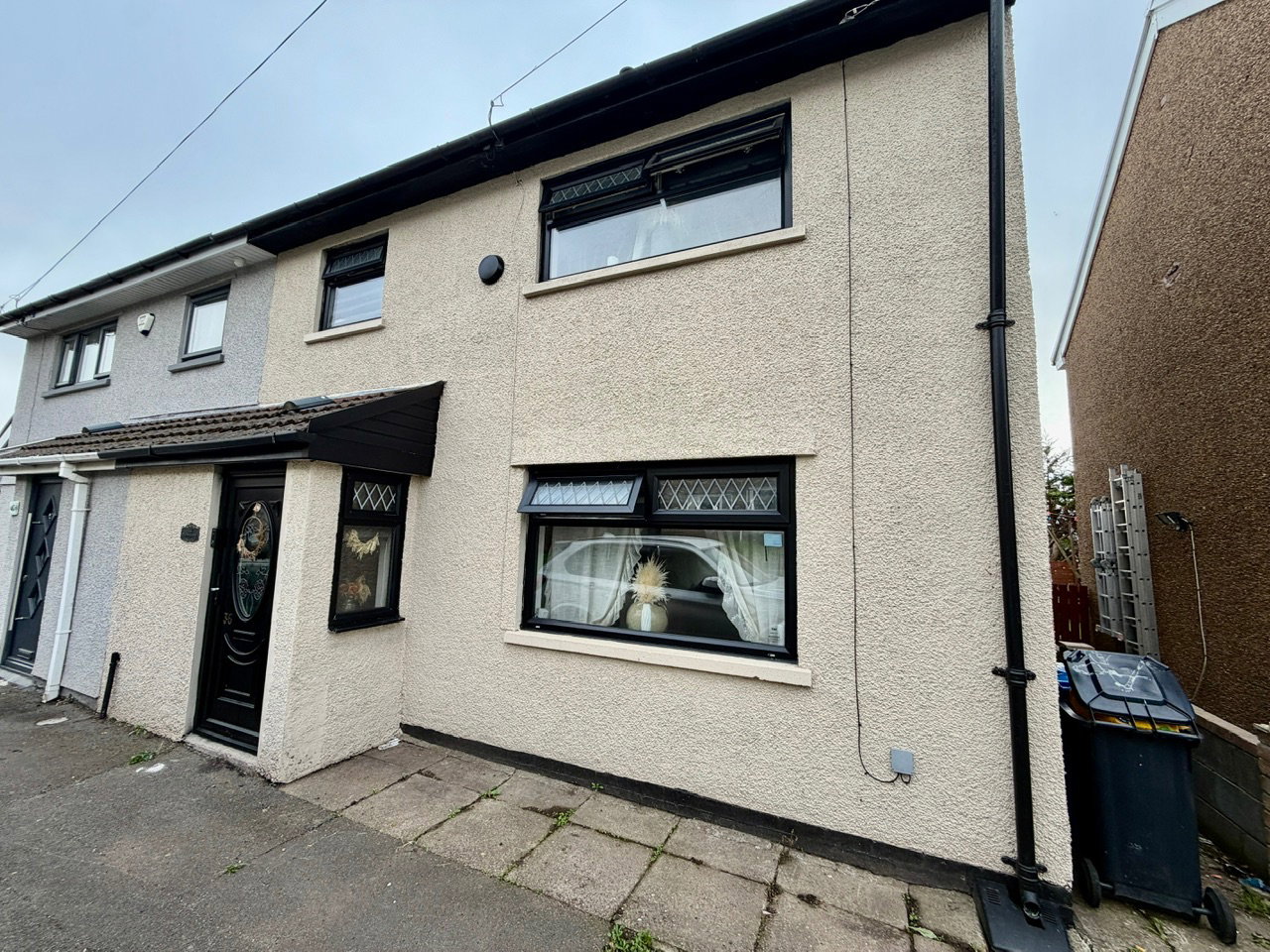 Semi Detached House for sale in Treharris, Twynygarreg, Treharris, CF46 5RL