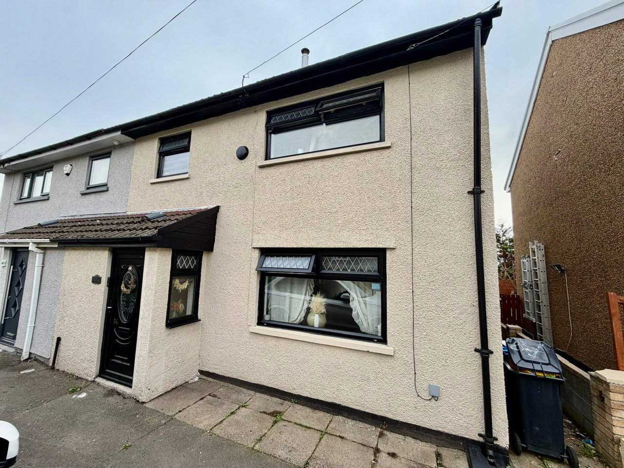 Semi Detached House for sale in Treharris, Twynygarreg, Treharris, CF46 5RL