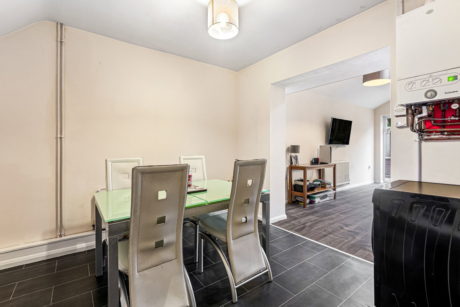 Terraced House for sale in Leicester, Charnwood Avenue, Thurmaston, Leicester, LE4 8FL, 1150 m²