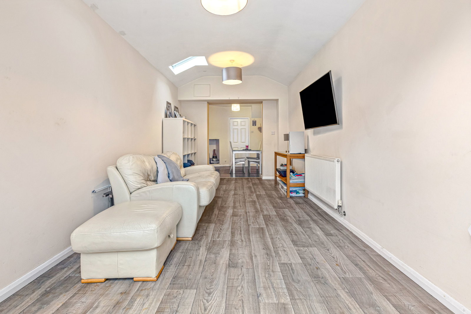 Terraced House for sale in Leicester, Charnwood Avenue, Thurmaston, Leicester, LE4 8FL, 1150 m²